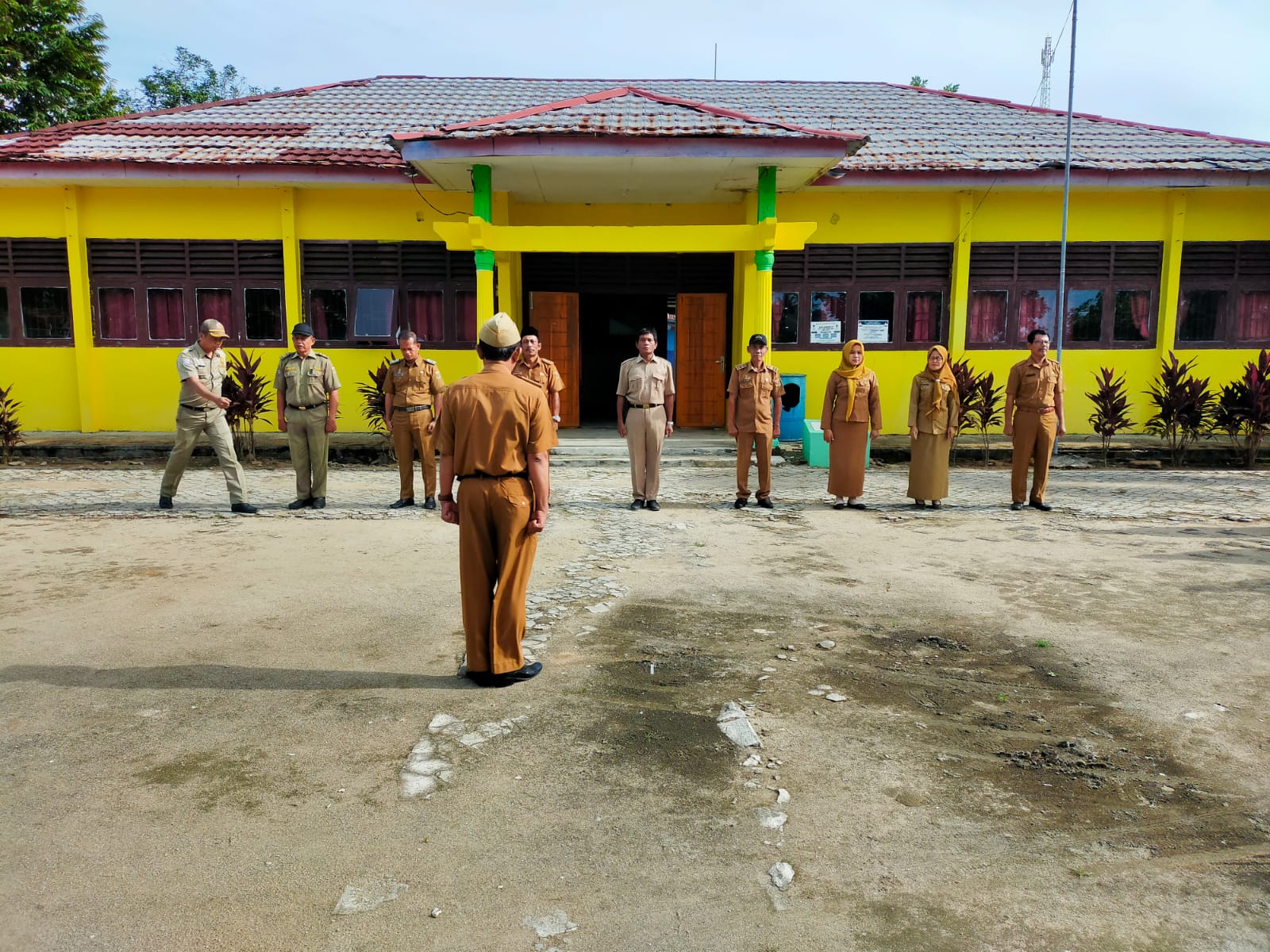 Apel Pagi di Pimpin Langsung Oleh Camat Bandar Surabaya Bpk Drs. MUHAMMAD ALMISAN, M.M Yang juga di hadiri Oleh Pendamping PKH Kecamatan Bandar Surabaya